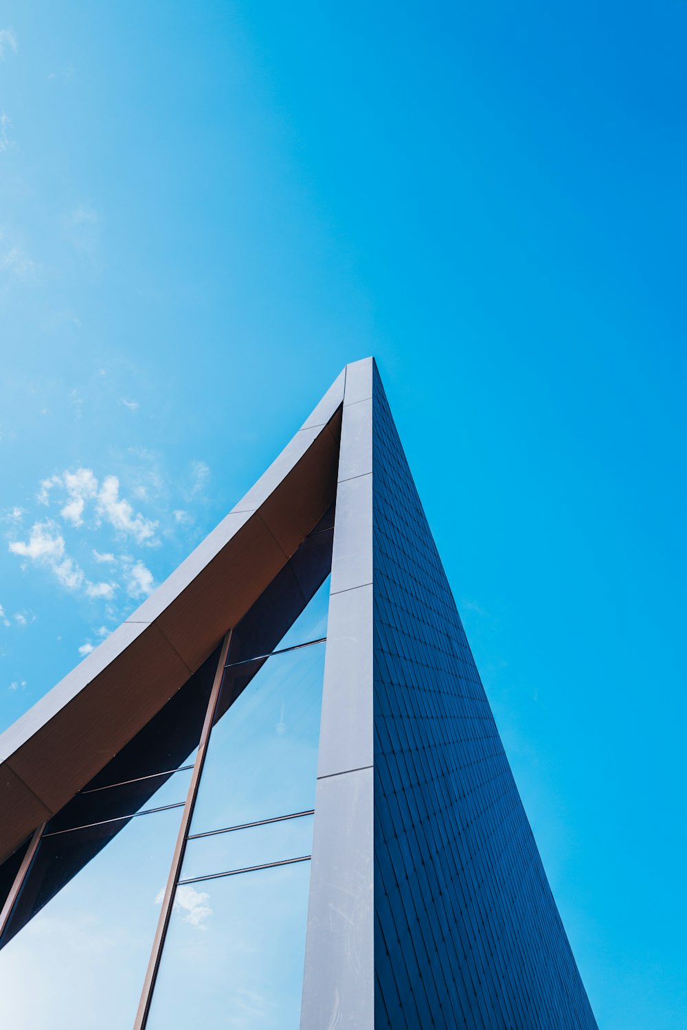 Un edificio alto con un tetto curvo contro un cielo blu