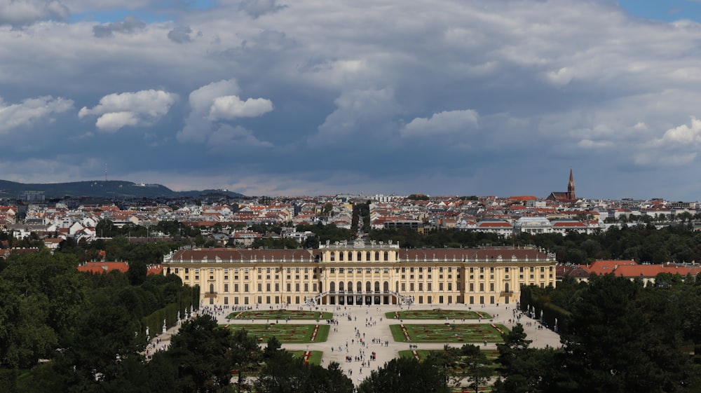 Blick auf ein großes Gebäude mit vielen Bäumen davor