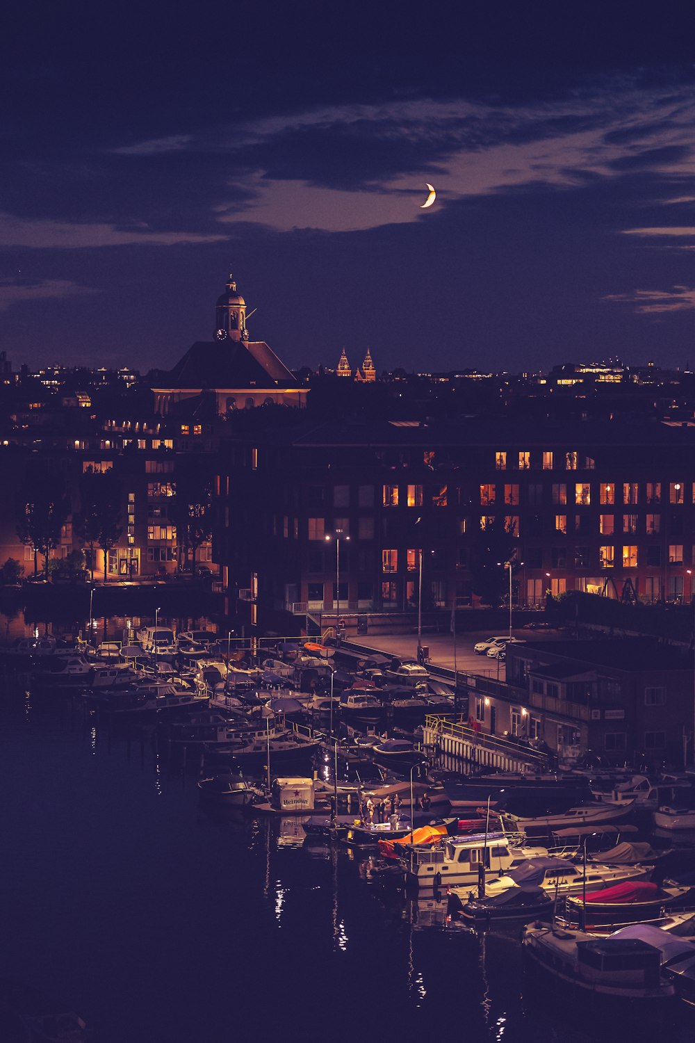 um porto cheio de muitos barcos à noite