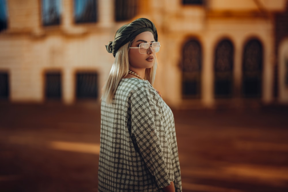 une femme portant des lunettes et un foulard