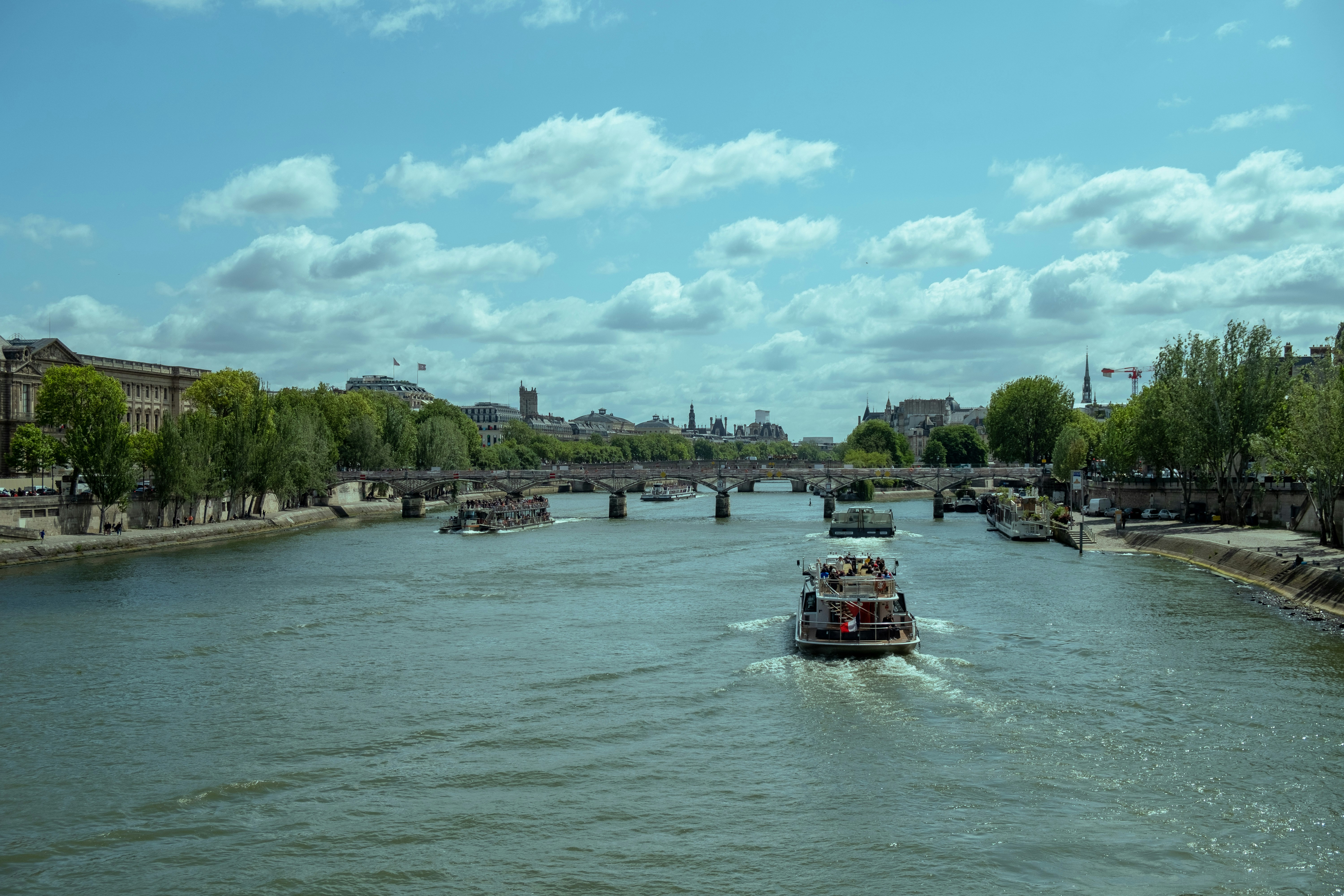 Una barca che viaggia lungo un fiume vicino a un ponte