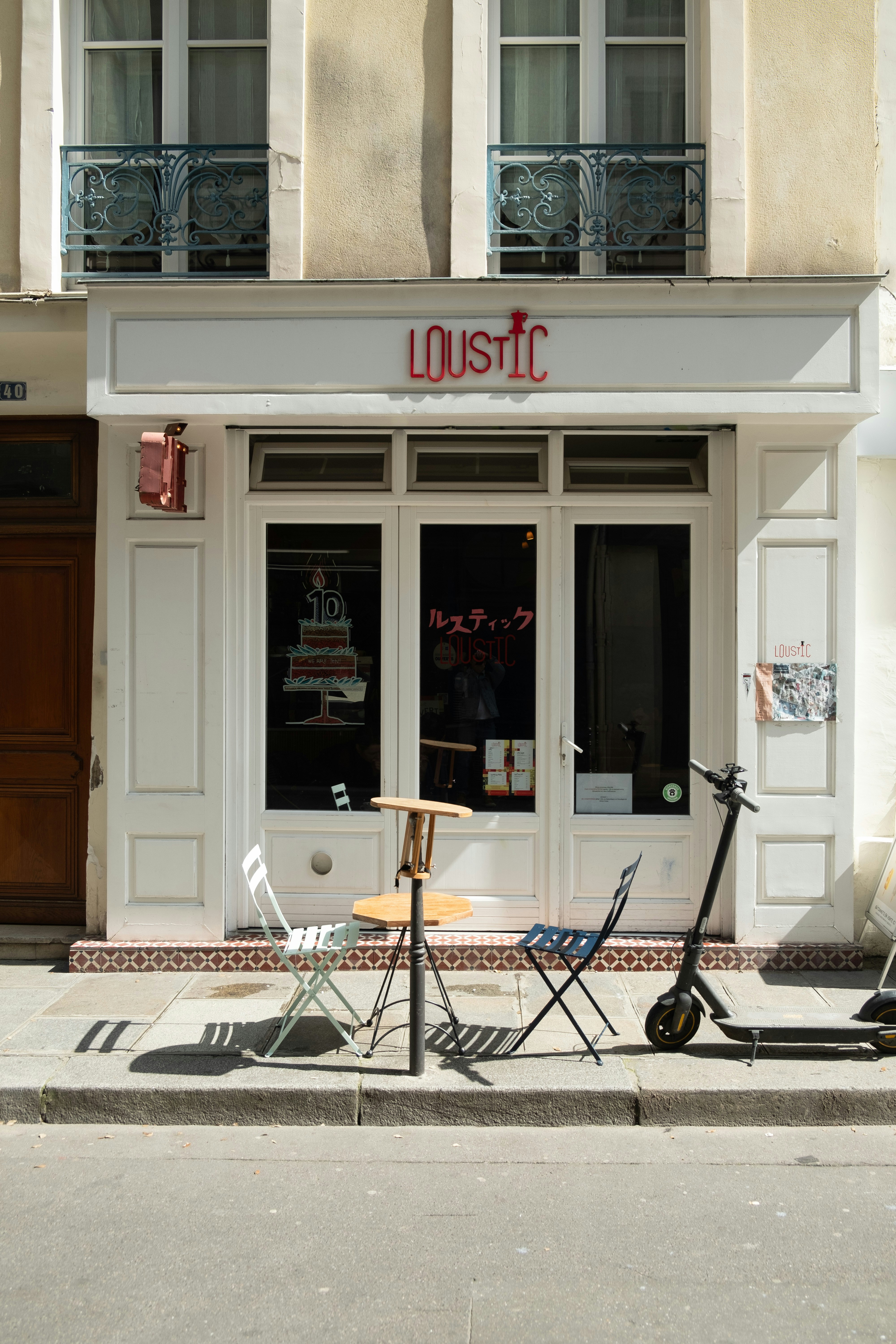 Uno scooter parcheggiato davanti a un negozio di musica