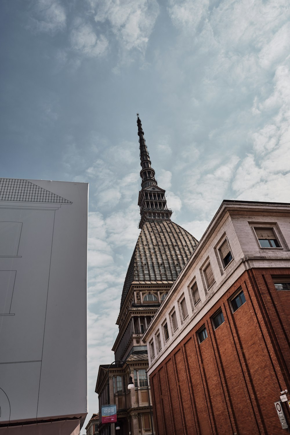 un edificio alto con una guglia in cima