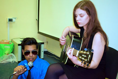 A young woman practicing guitar using the Sonarízate tool on her music stand