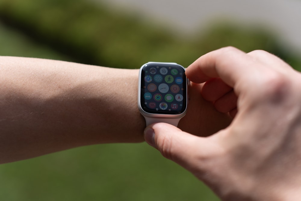 Un primer plano de una persona sosteniendo un Apple Watch