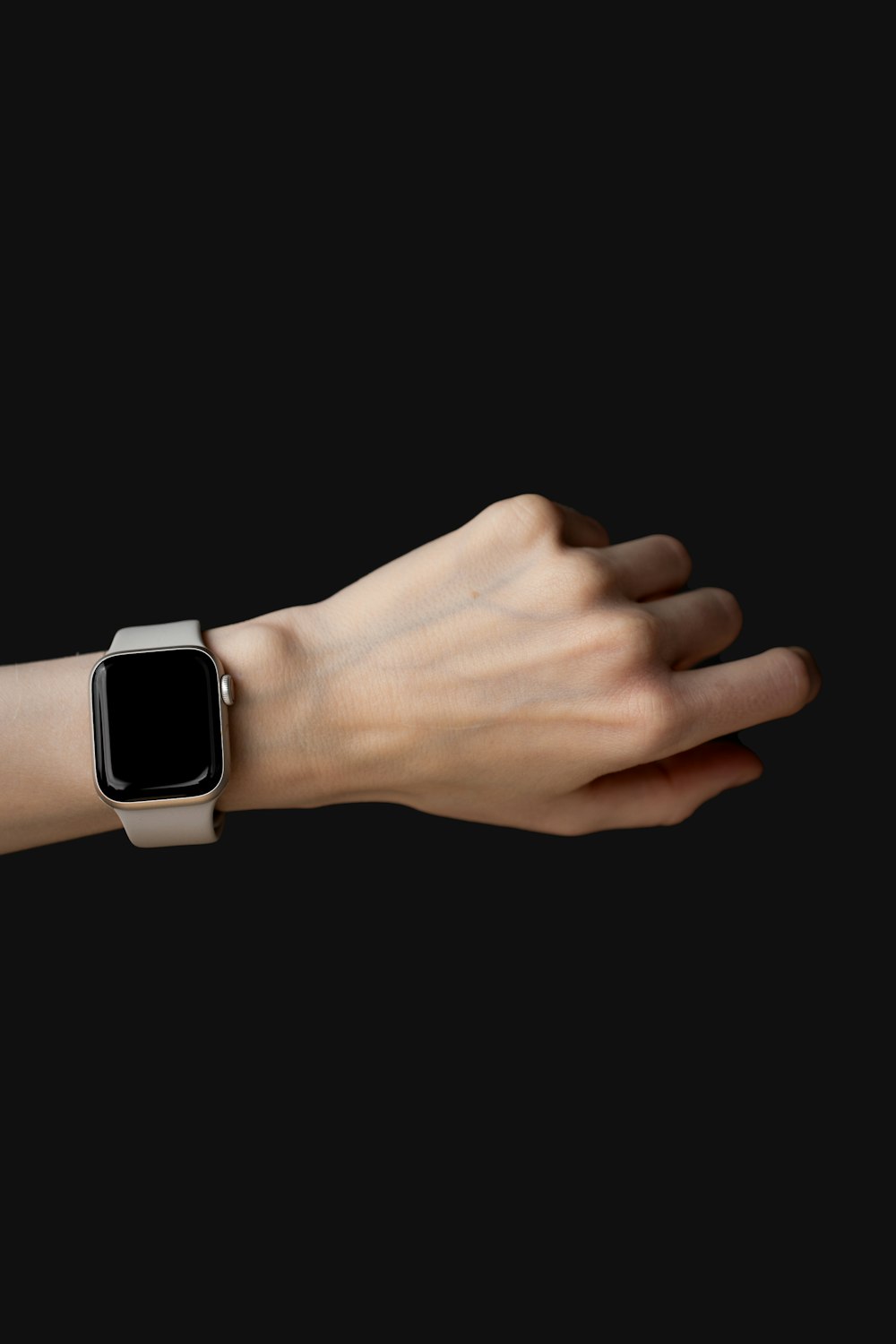 La main d’une femme avec une Apple Watch dessus