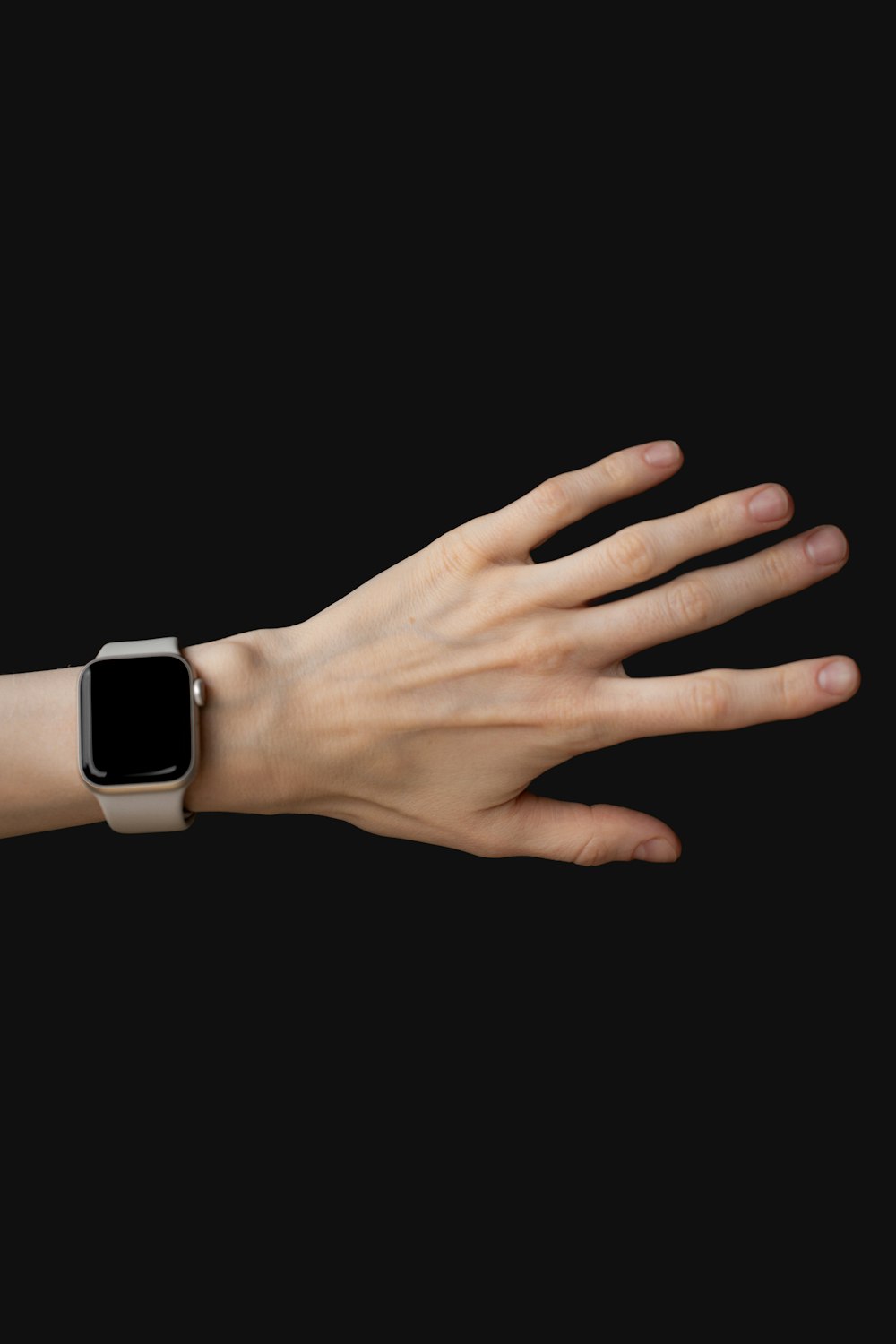 La main d’une femme avec une Apple Watch dessus