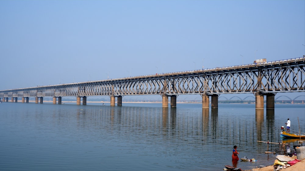 Un gran puente que se extiende sobre un cuerpo de agua