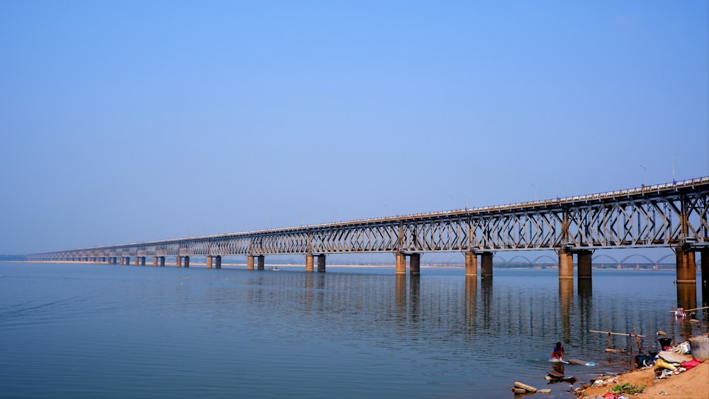 uma longa ponte sobre um corpo de água