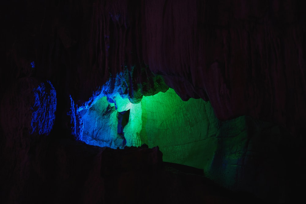 Un grupo de personas de pie dentro de una cueva
