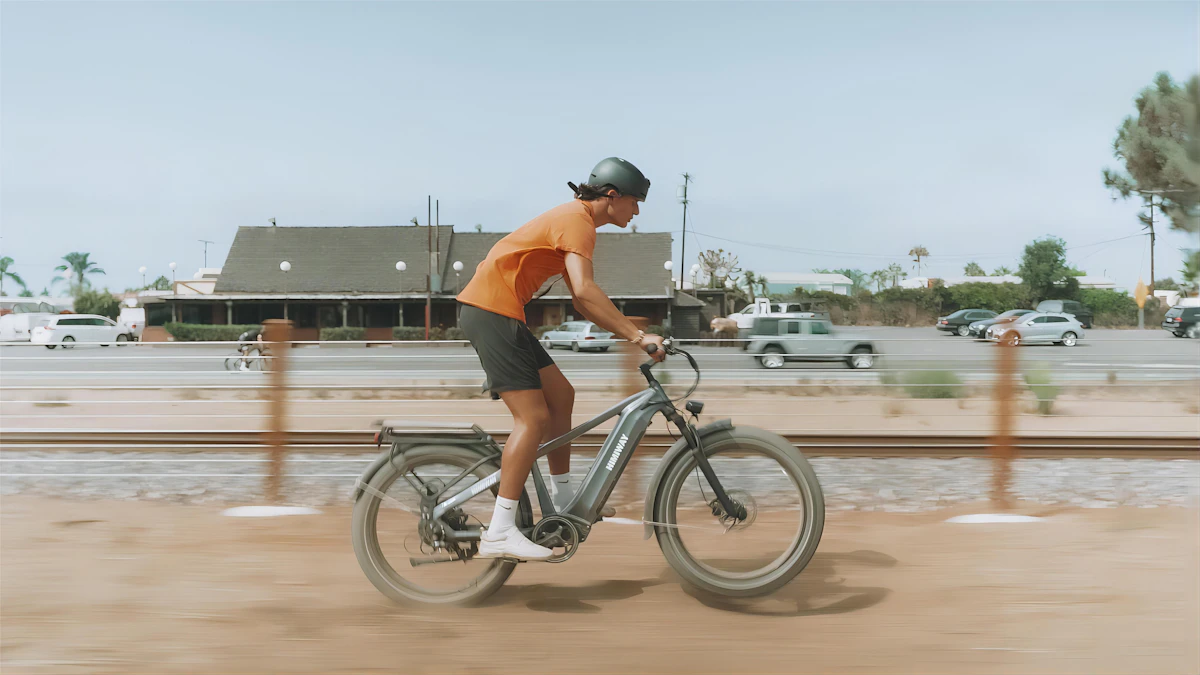 Ciclista de capacete pedalando uma bicicleta elétrica de pneu largo
