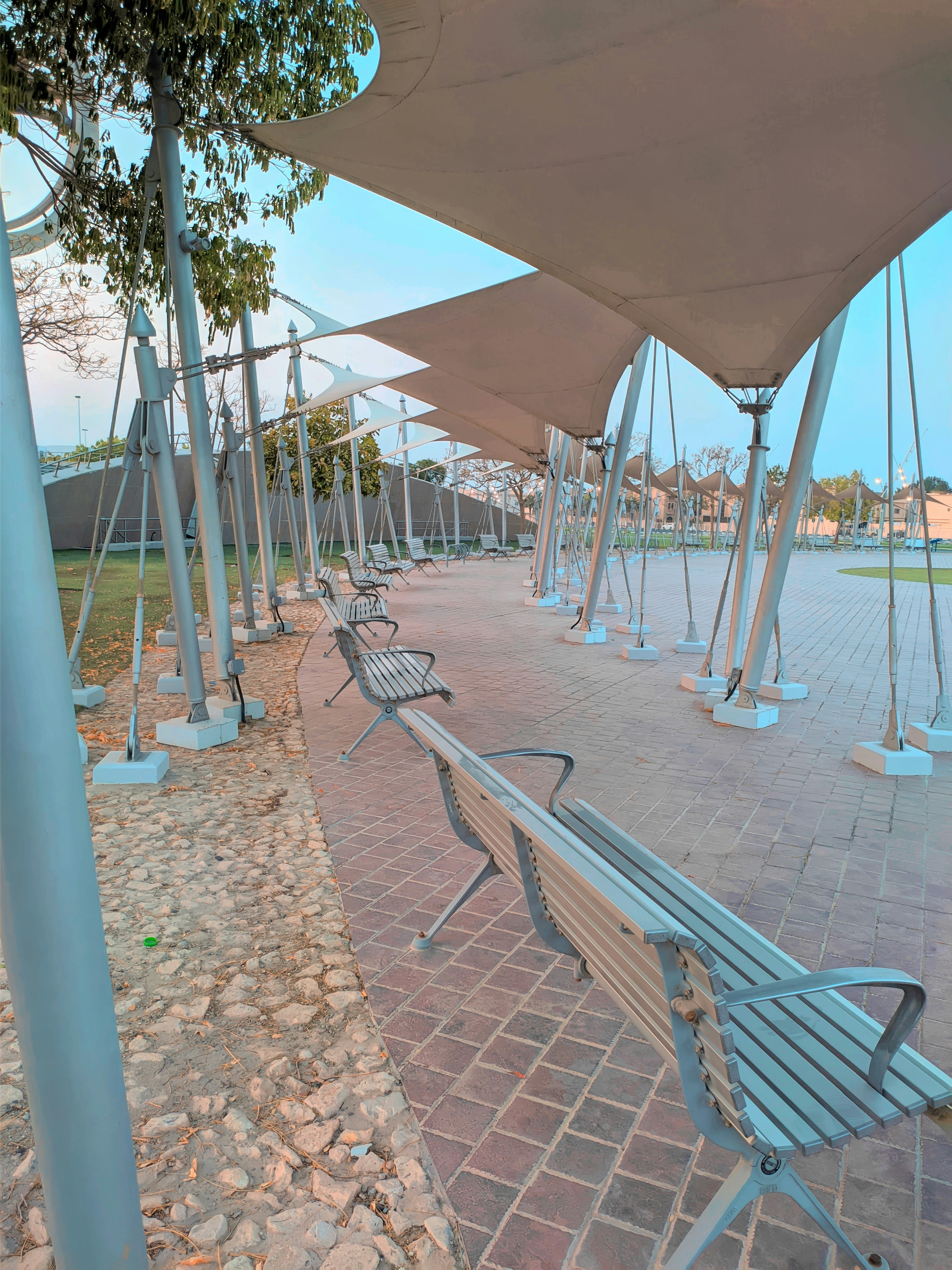 a row of park benches sitting next to each other