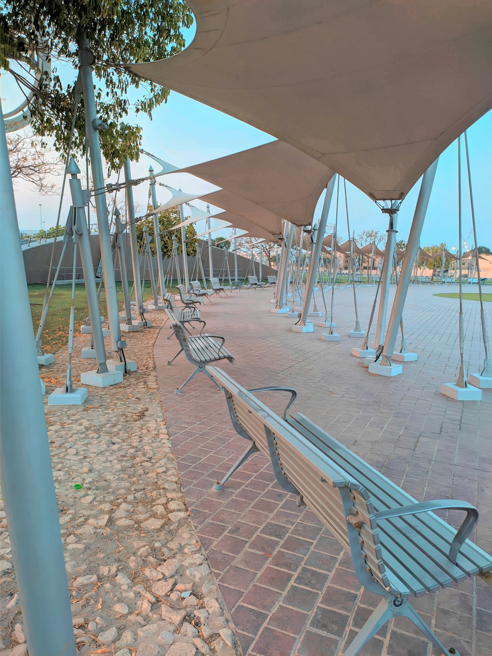 a row of park benches sitting next to each other