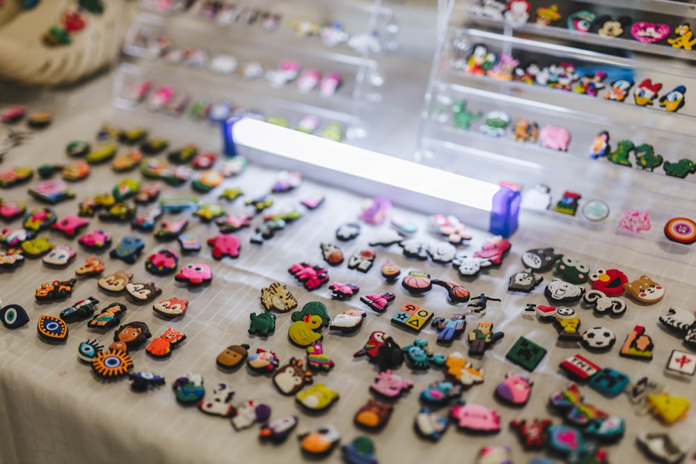 a table topped with lots of different types of buttons