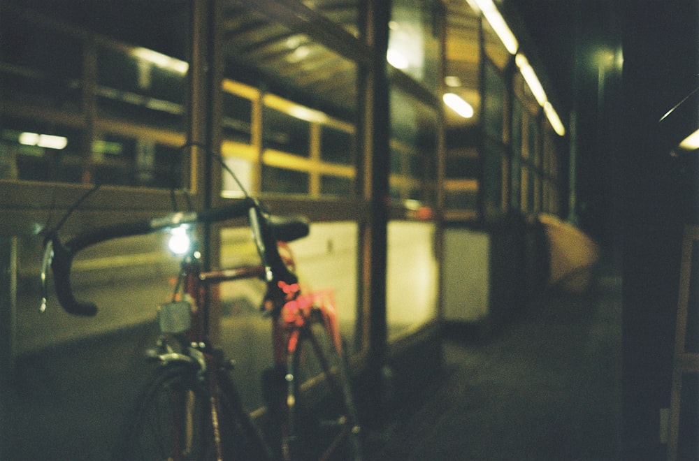 Una bicicleta está estacionada al lado de un autobús