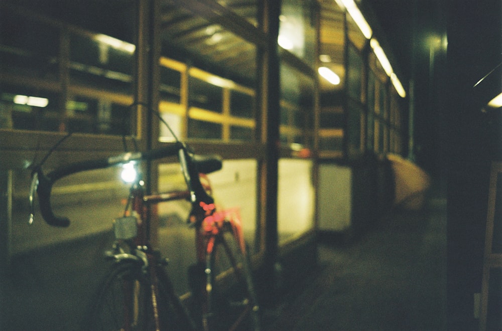 uma bicicleta está estacionada ao lado de um ônibus