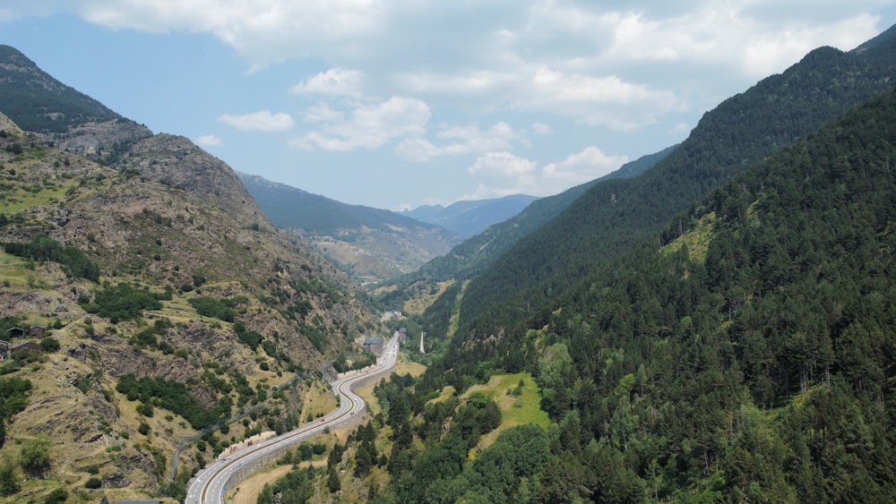 une vue panoramique d’une route sinueuse dans les montagnes