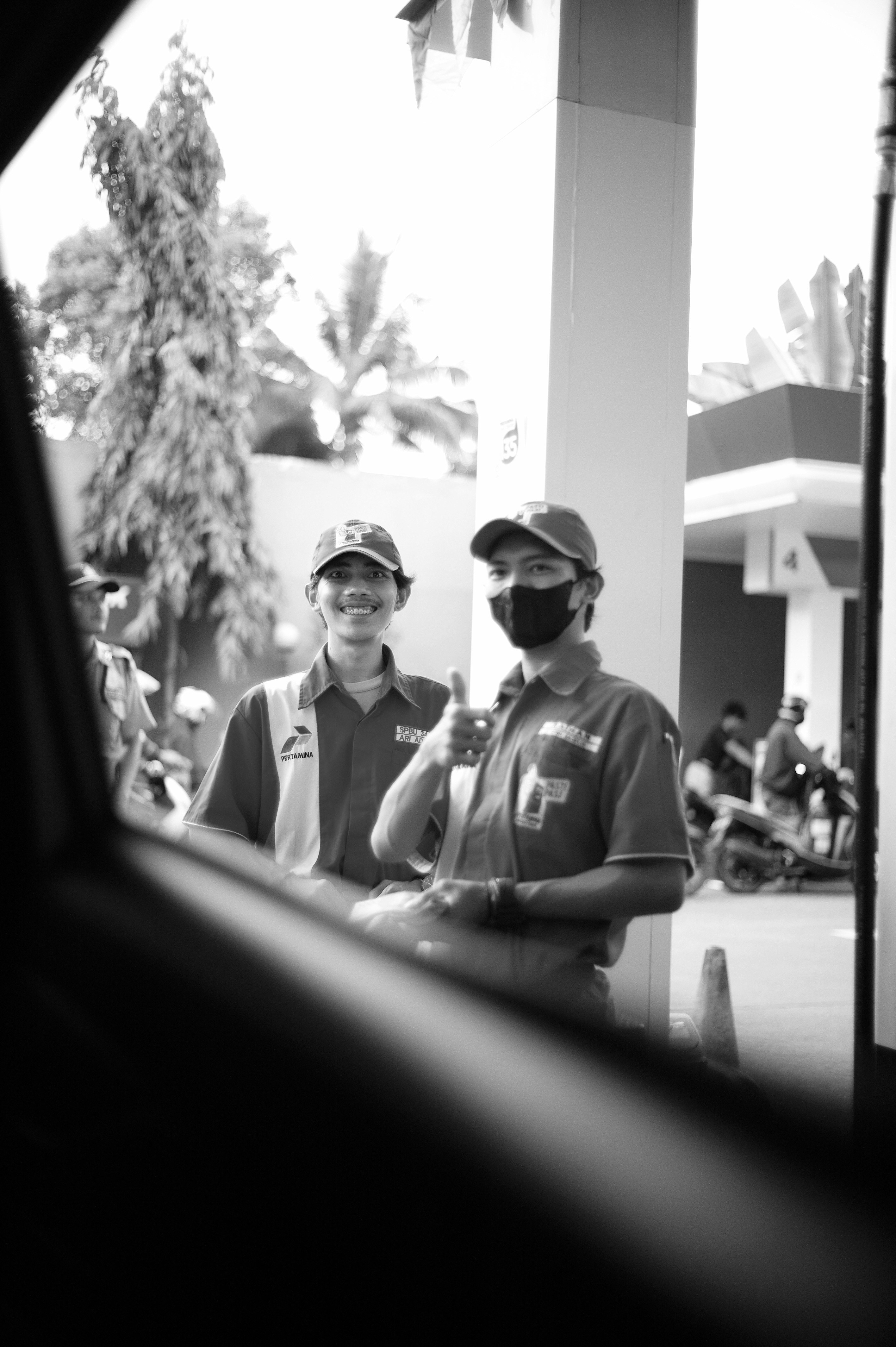 beberapa pria berdiri bersebelahan