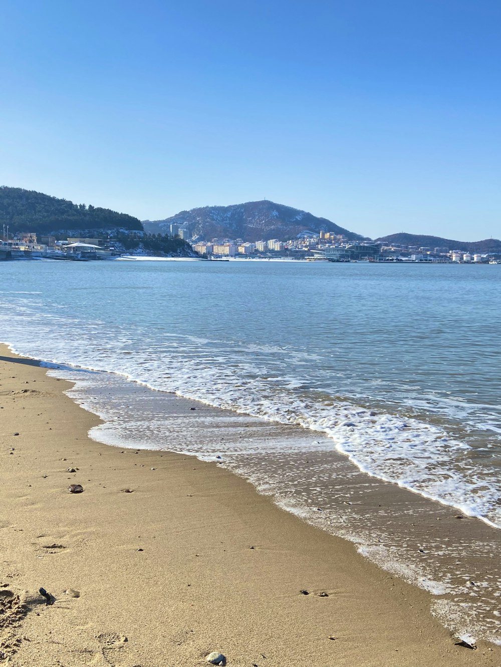 Una vista de una playa con una montaña al fondo