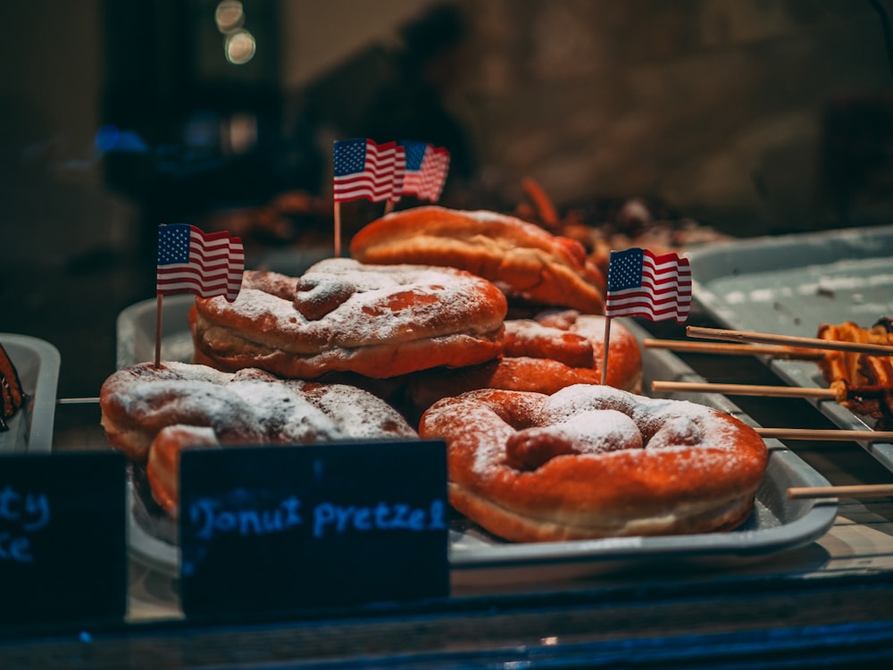 Uma bandeja de donuts com bandeiras americanas sobre eles