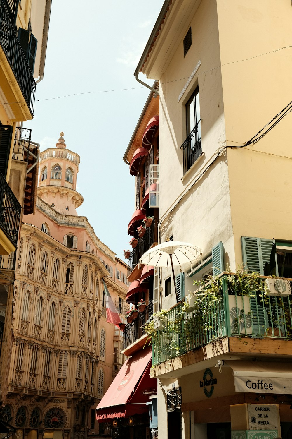 Una strada cittadina con edifici e una torre dell'orologio sullo sfondo