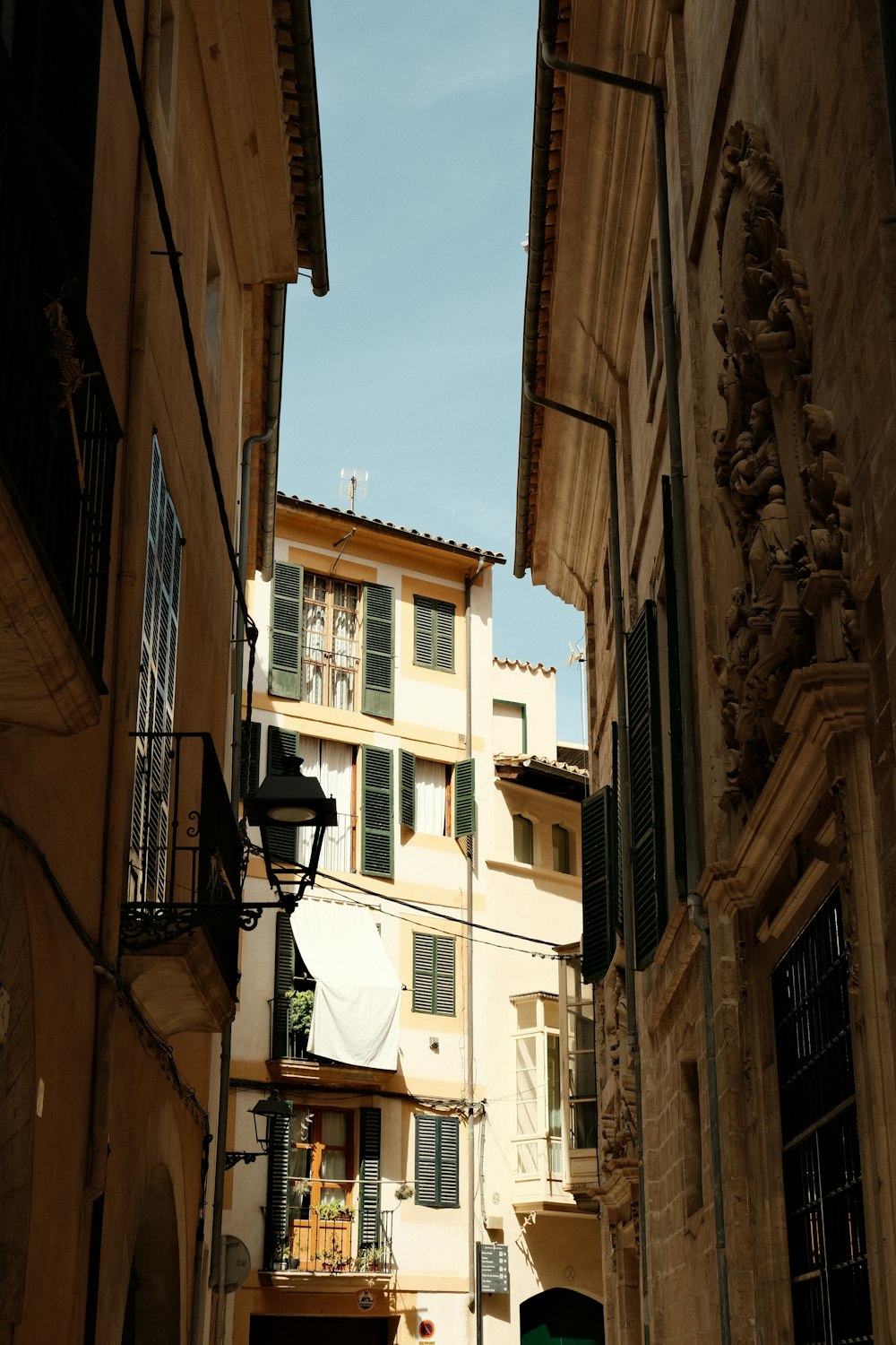 a narrow alley way with a building in the background