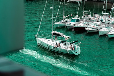 Yacht à l’ancre, eaux turquoise, annexe à flot, groupe à bord