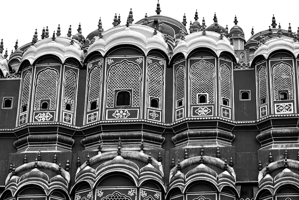 Una foto en blanco y negro de arquitectura ornamentada