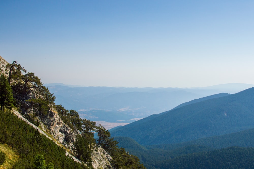 una vista sulle montagne da un punto di vista elevato