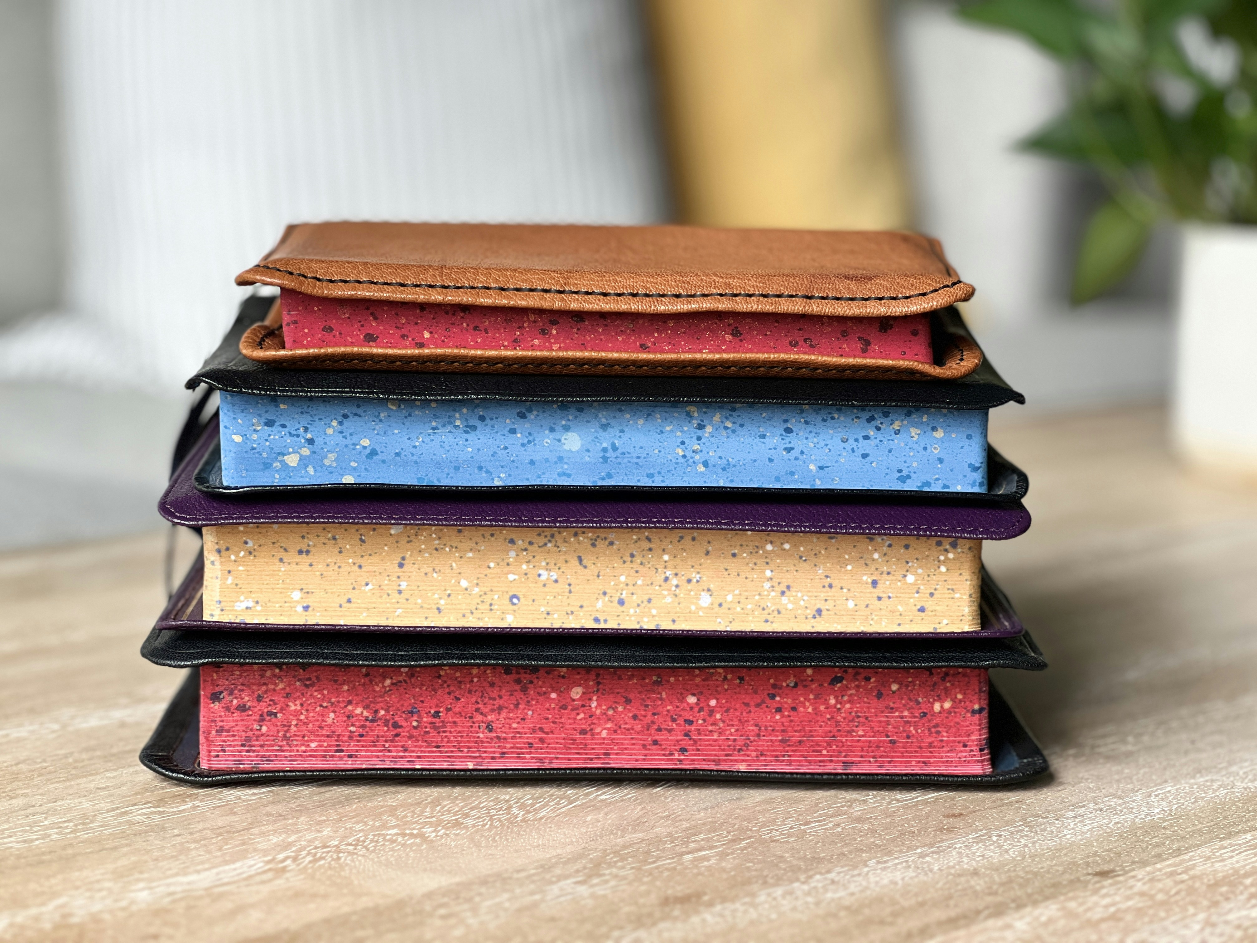 Cărți colorate stivuite pe raft de bibliotecă din lemn