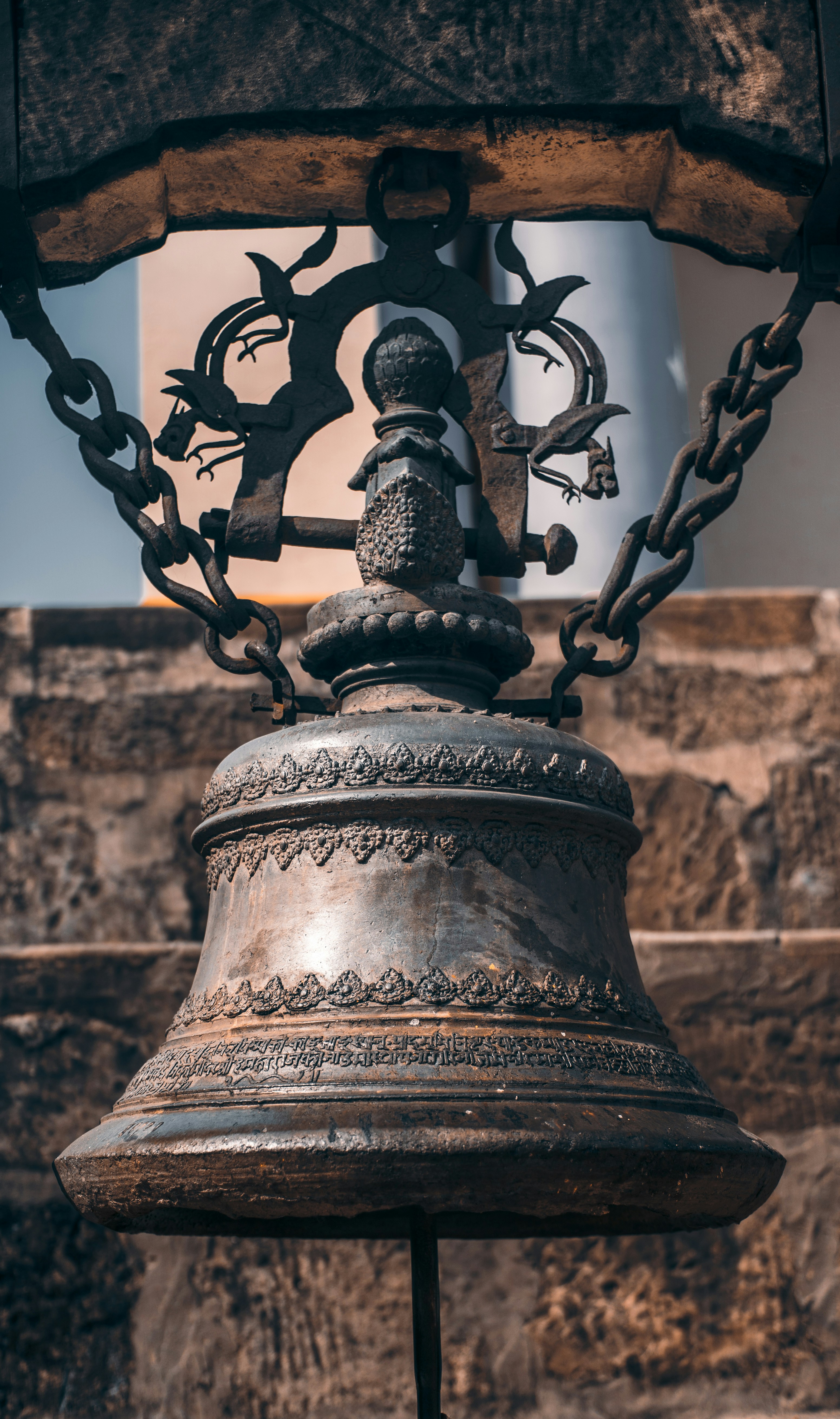 une cloche en métal surmontée d’une horloge