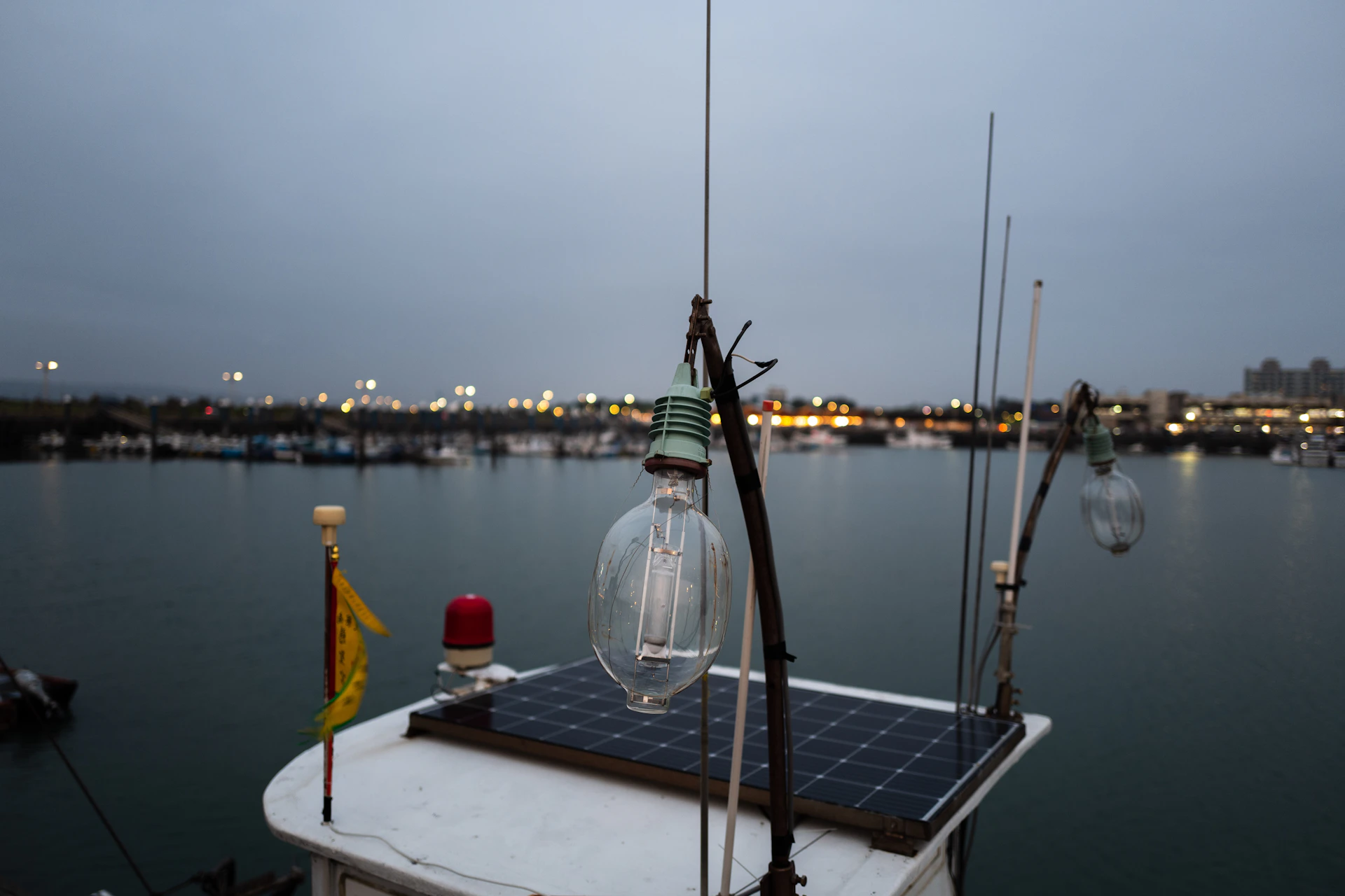 gray computer monitor