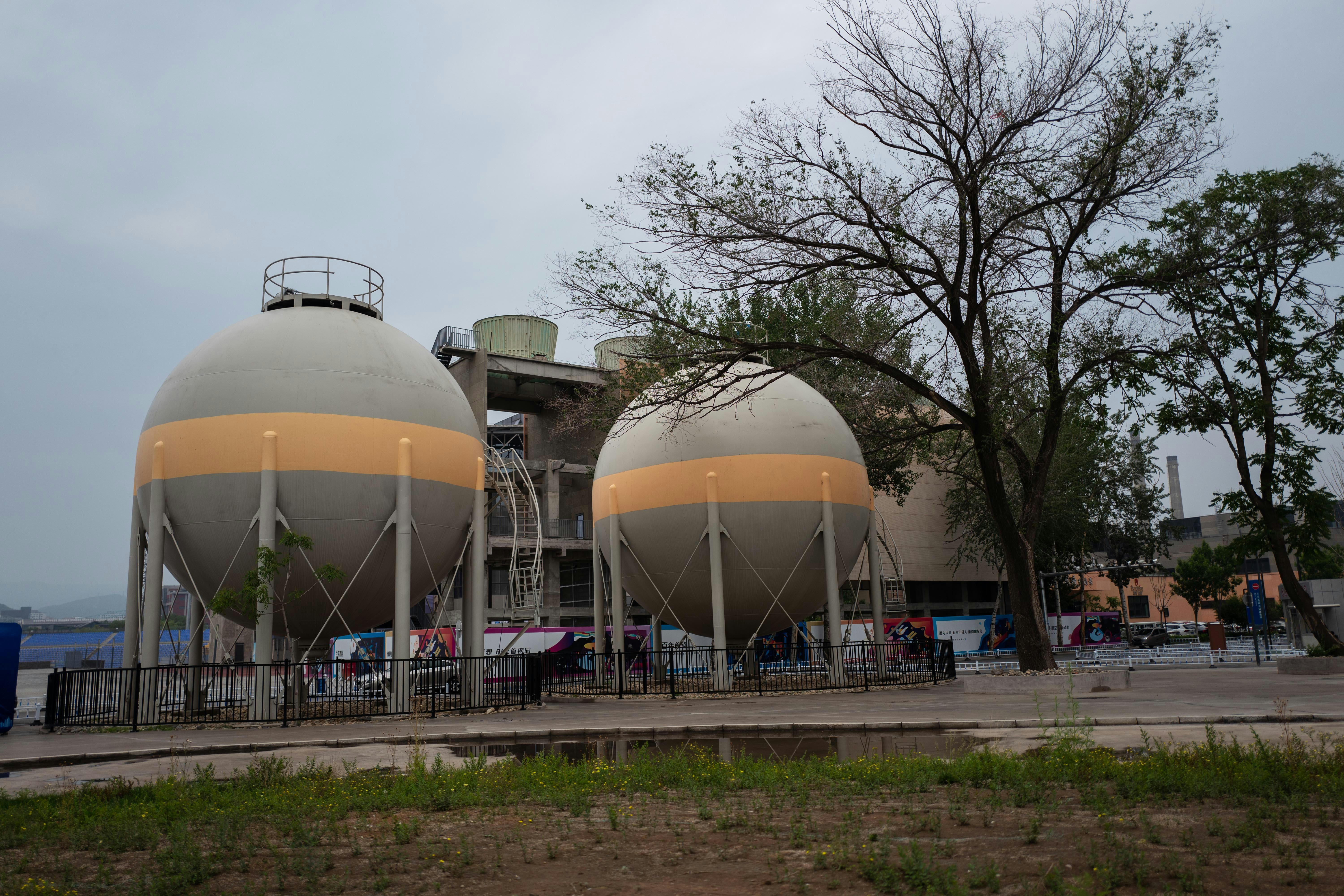 Biogas facility with large tanks