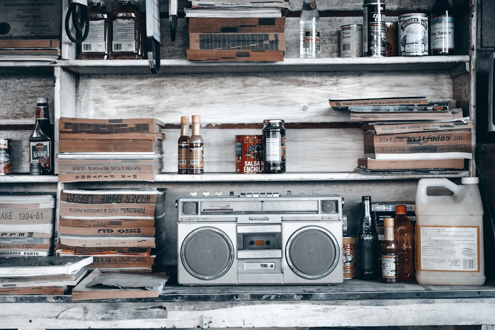 uma estante cheia de livros e um rádio
