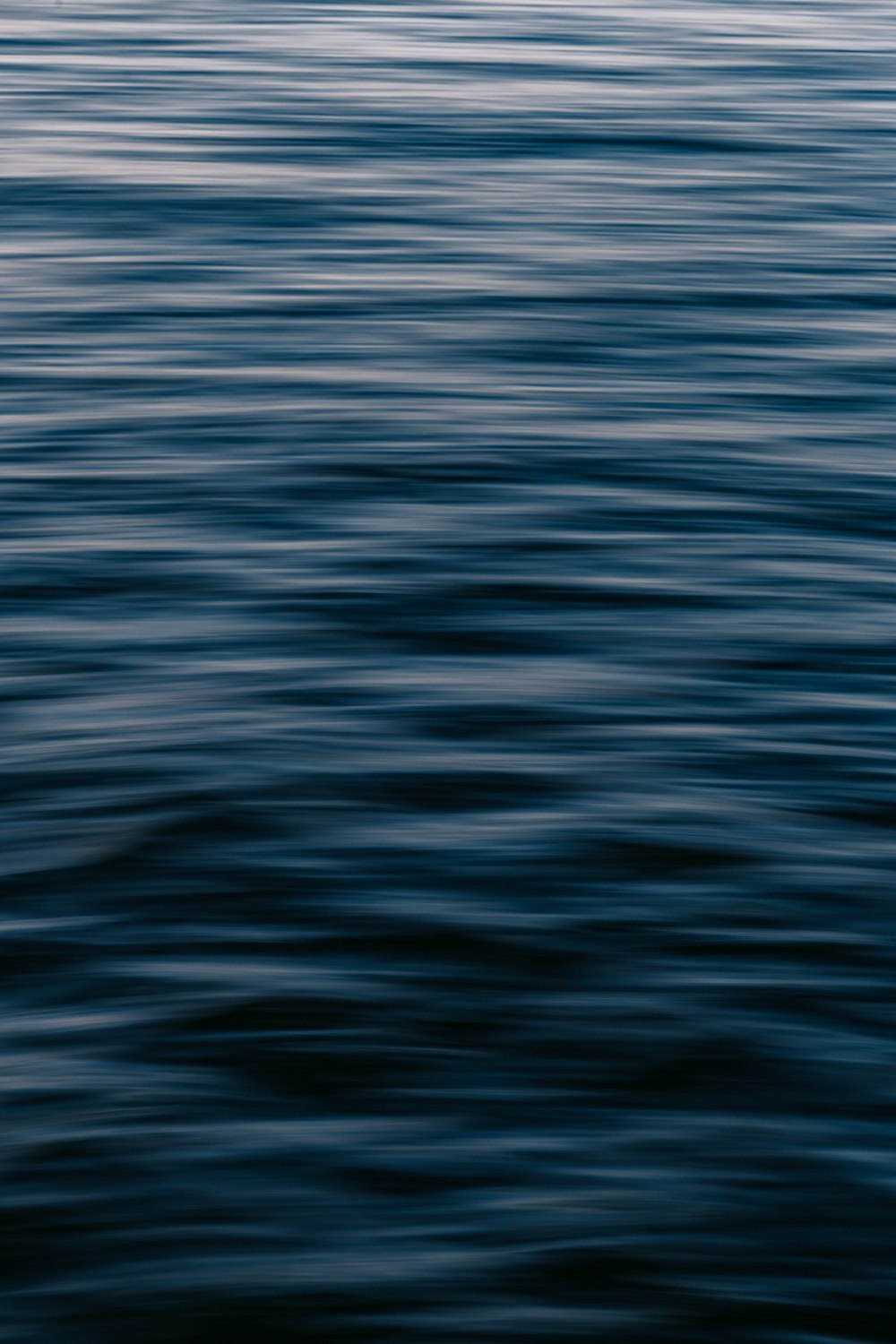 a blurry photo of a body of water