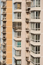 Professional appraiser evaluating a modern apartment in Lima.