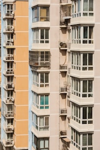 Professional appraiser evaluating a modern apartment in Lima.