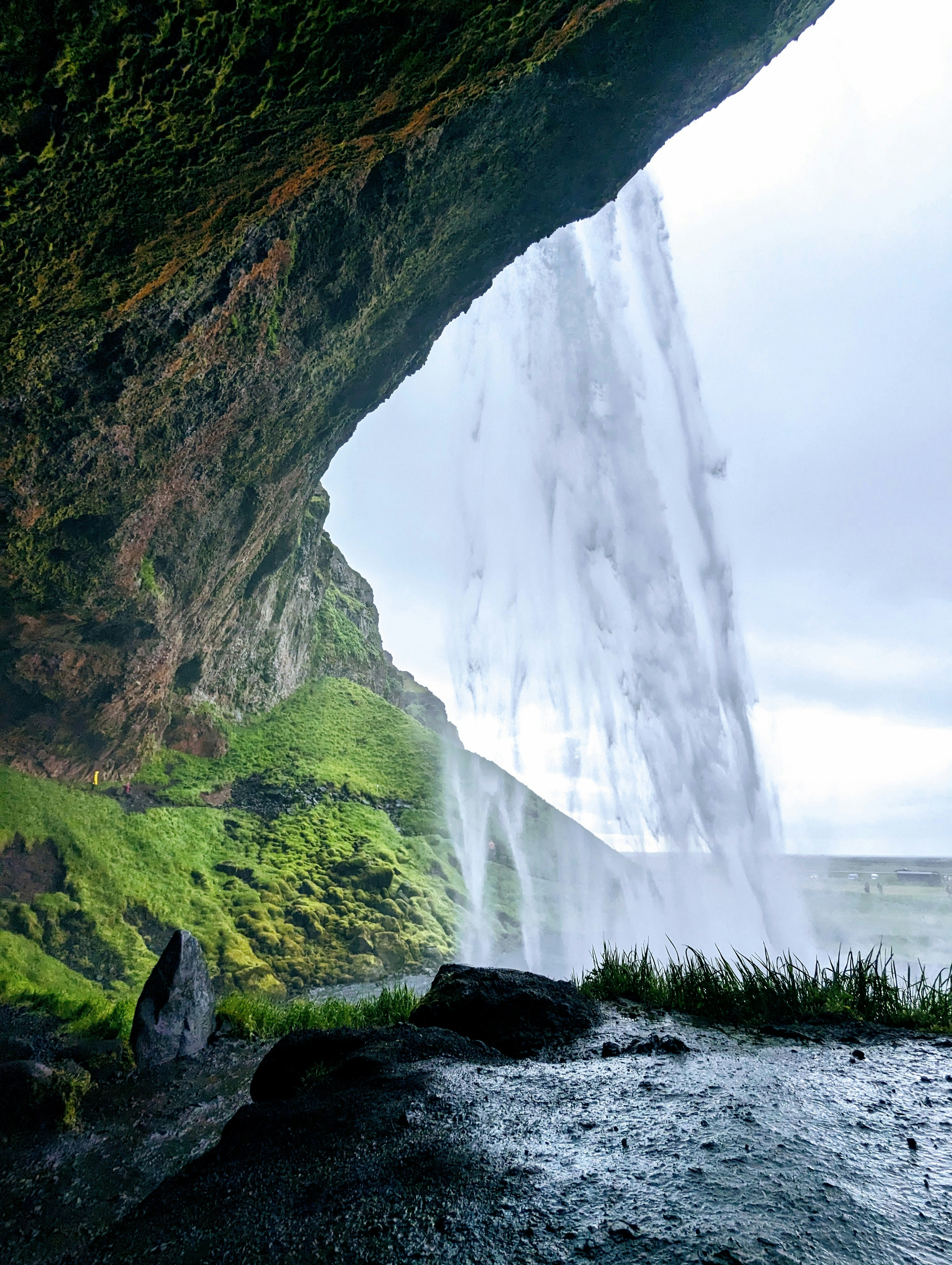 una cascata con una grande cascata che esce dal lato di essa