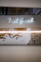 A warm and inviting photo of the Feel Good Clinic team smiling together in the modern clinic space on Avenida de Berna.