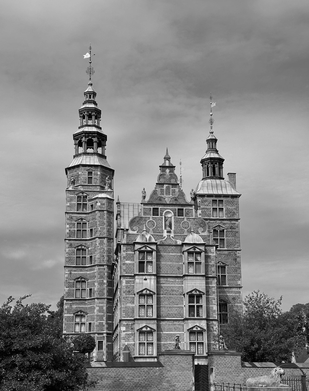 a black and white photo of a large building