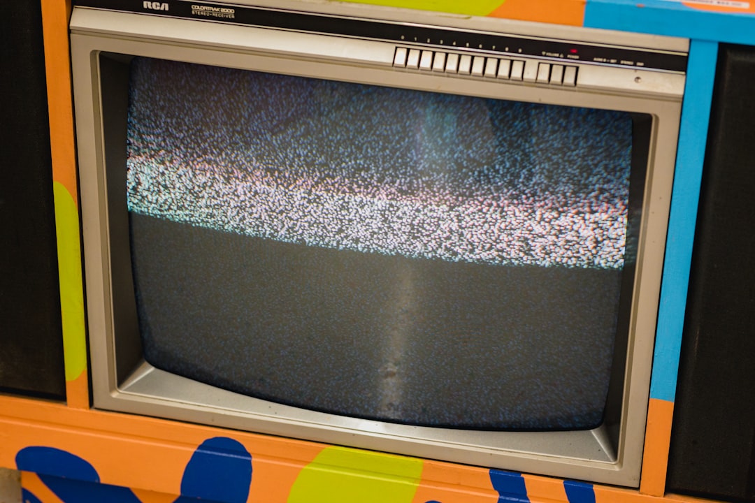 digital テレビ 色 おかしい an old television sitting on top of a table