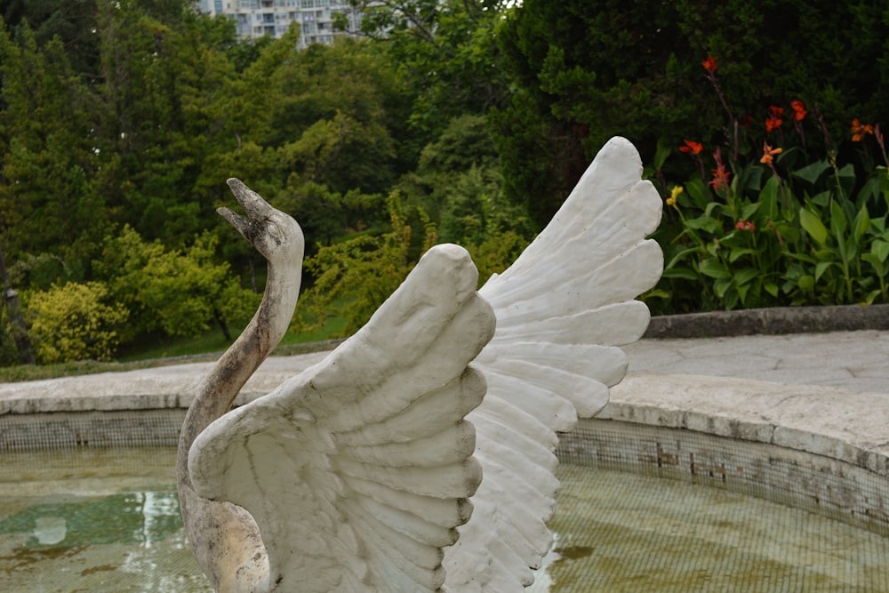 Una estatua de un cisne con sus alas extendidas