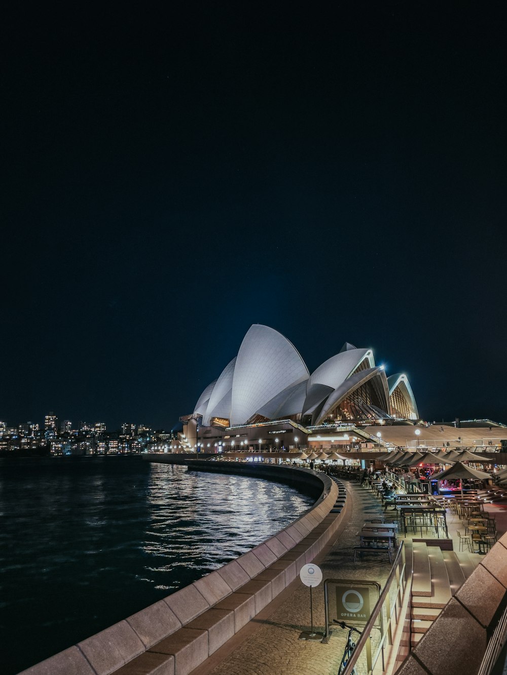 Uma vista da Ópera de Sydney à noite