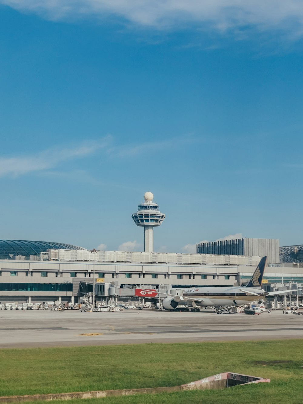 un aeropuerto con un gran avión de pasajeros sentado encima de la pista de un aeropuerto
