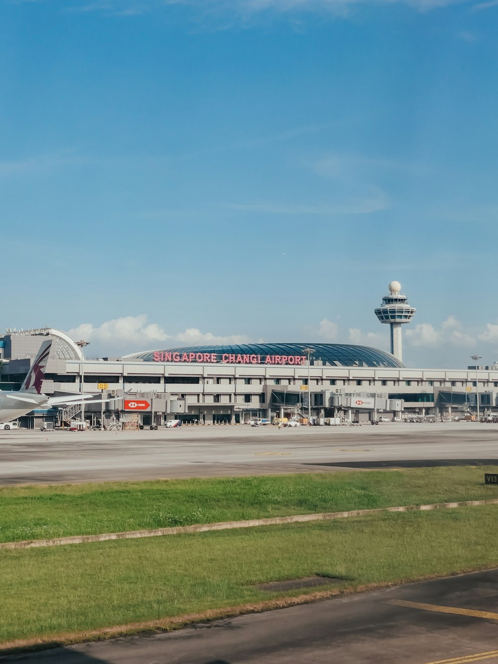 Un grande aereo di linea seduto sulla cima di una pista dell'aeroporto