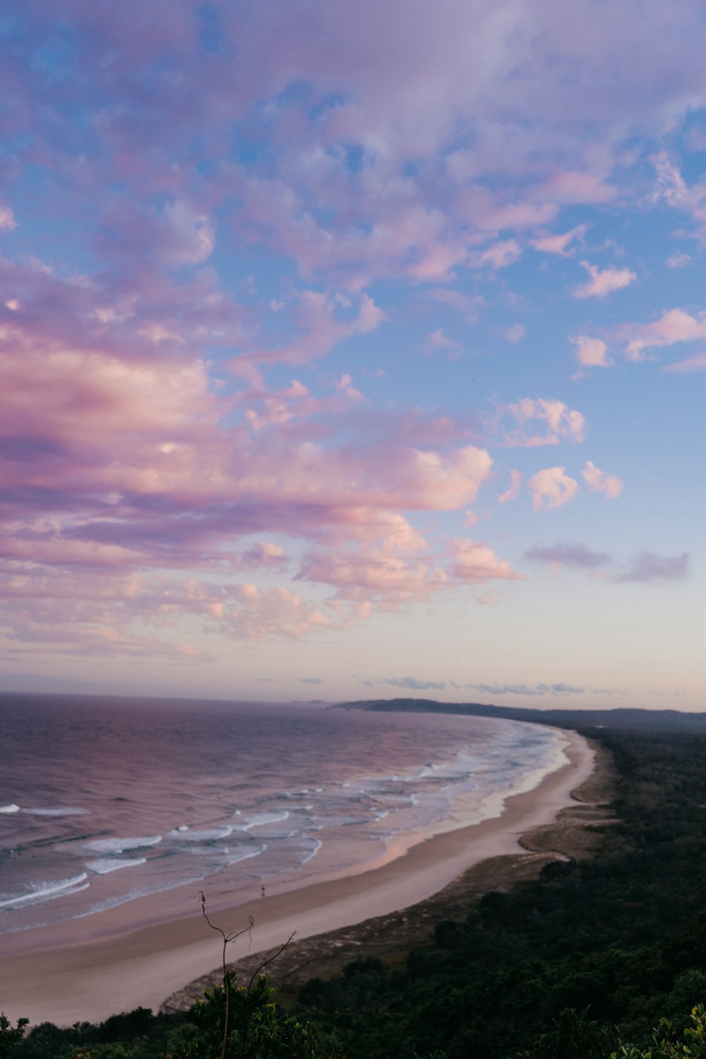 une vue sur une plage et un plan d’eau