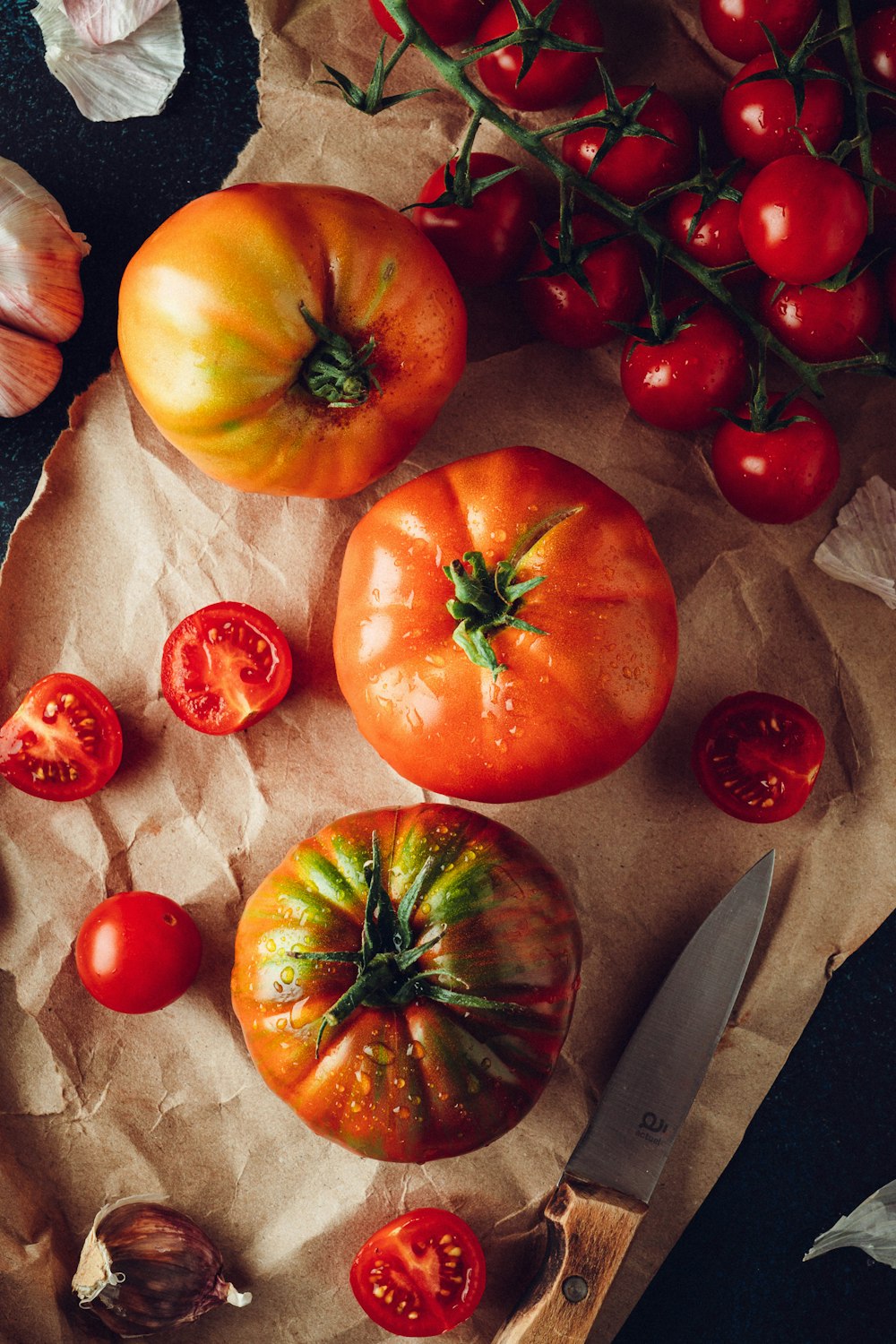 un manojo de tomates y ajo en un pedazo de papel