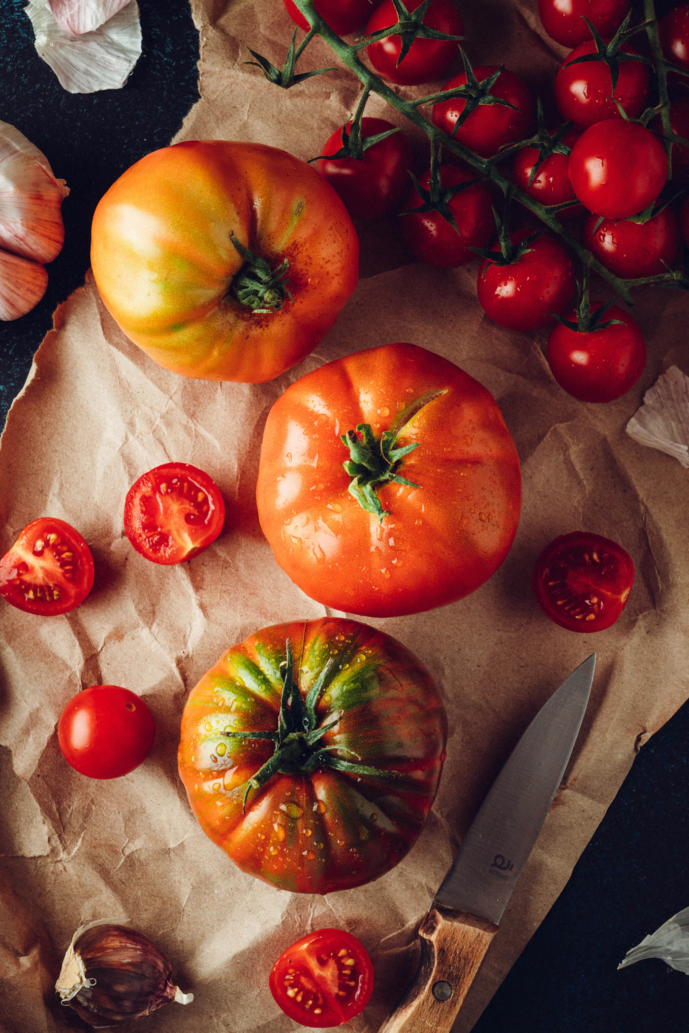 Tuoreita tomaatteja ja valkosipulia — Fresh tomatoes and garlic
