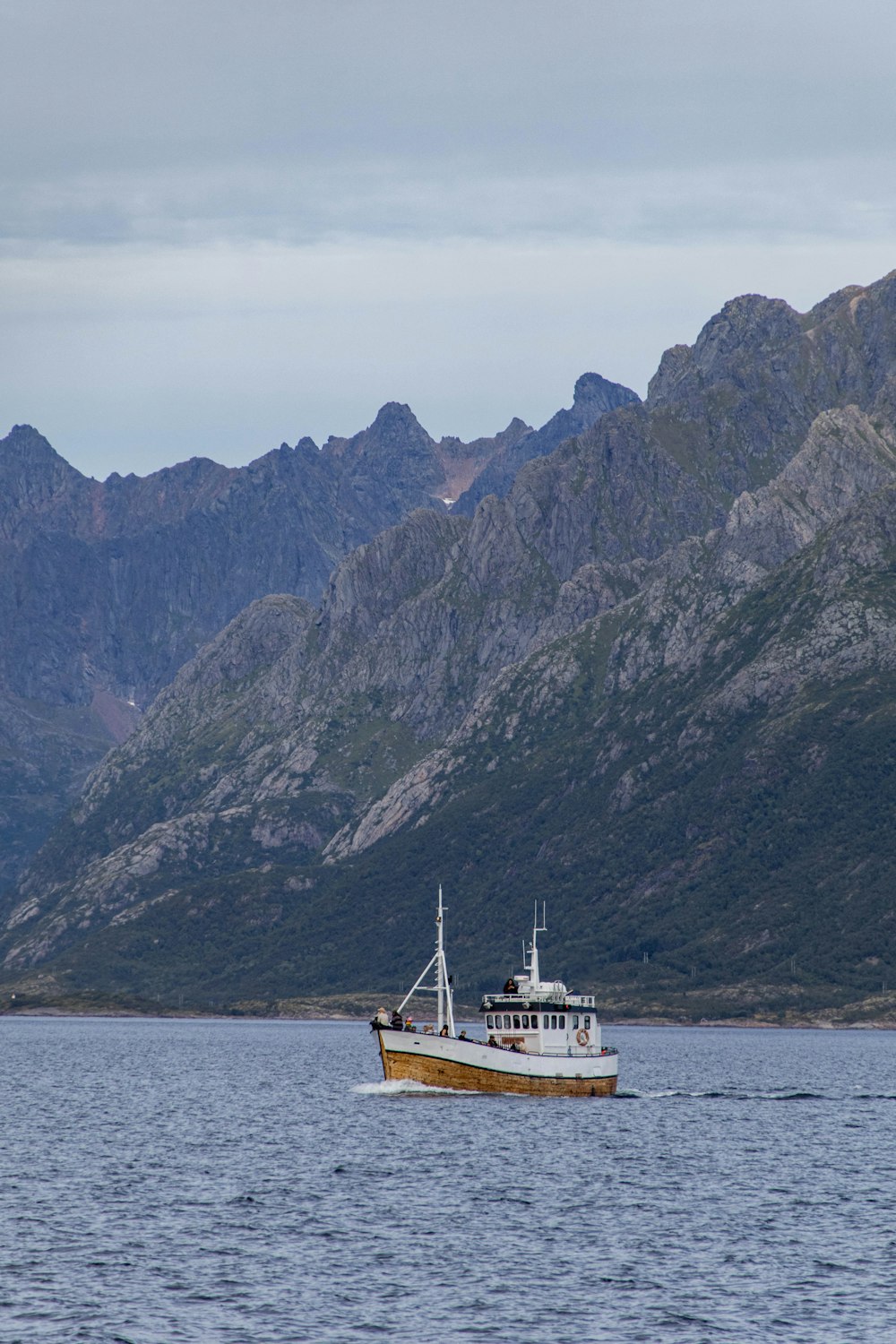 a boat in the water with mountains in the background