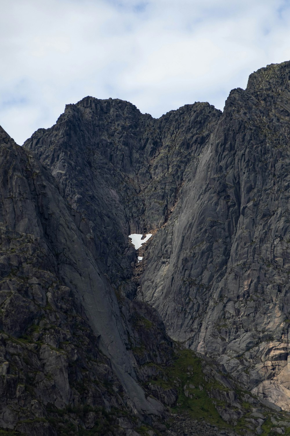 Una montagna molto alta con una parete molto ripida